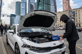 Автомобиль с открытым капотом